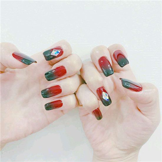 最新紅黑美甲搭配圖片，時尚魅力的完美融合