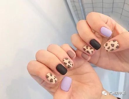 最新美甲潮流，斑馬紋的魅力展現
