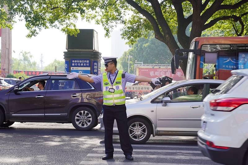 關于新澳門一碼一肖一特一中與高考最新答案解釋落實的探討——警惕違法犯罪問題的重要性